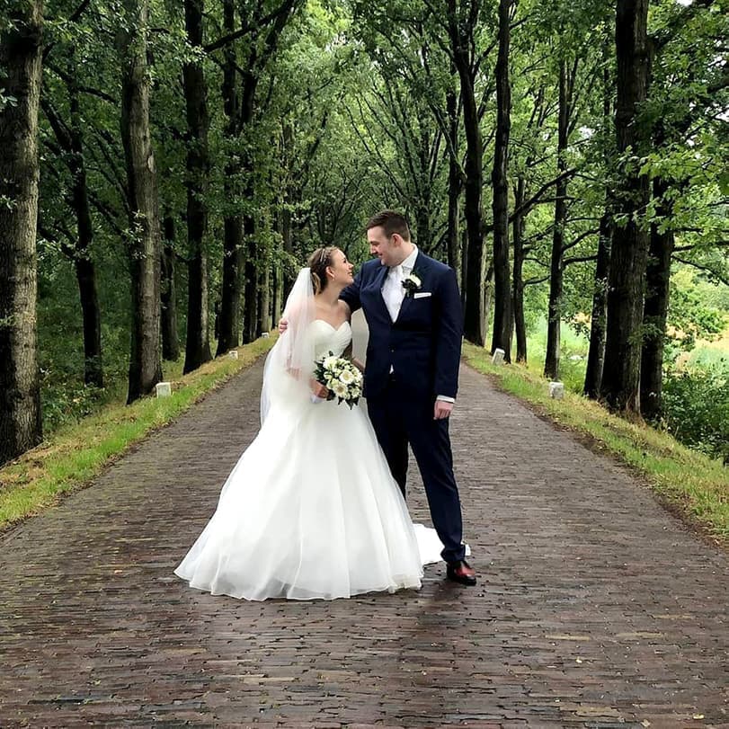 Minimalistische  satijnen trouwjurk met sweetheart boven lijf.