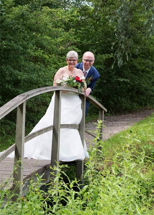 ouder echtpaar 2e keer getrouwd, stijlvolle trouwjurk.