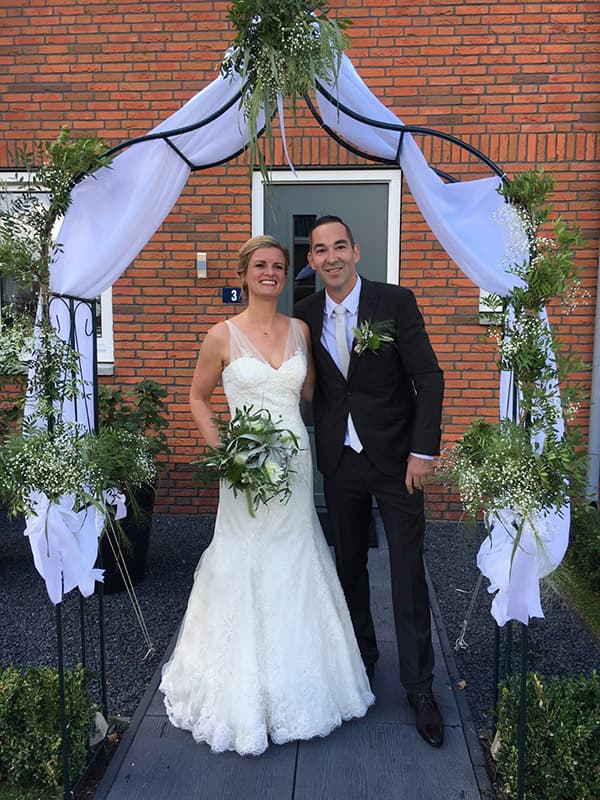 Sluike bruidsjurk van kant.