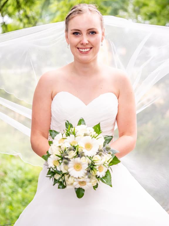 Bruid met bruidsboeket Bruidsmode Chantal