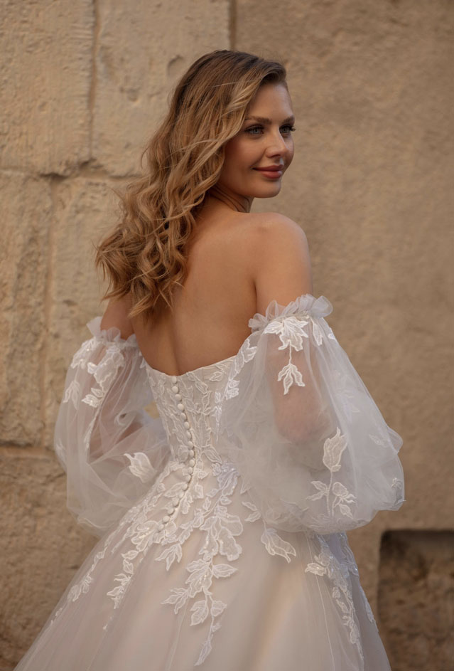 Kanten off-shoulder trouwjurk van Jarice met bloemen en pofmouwen