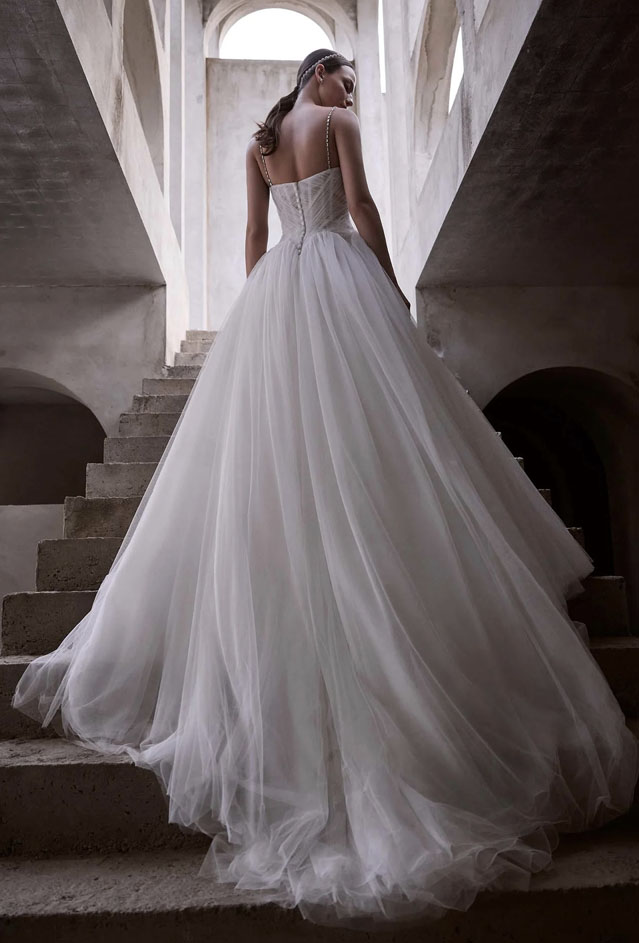 Bruid in prinsessen trouwjurk Morilee met volle rok en lange sleep.